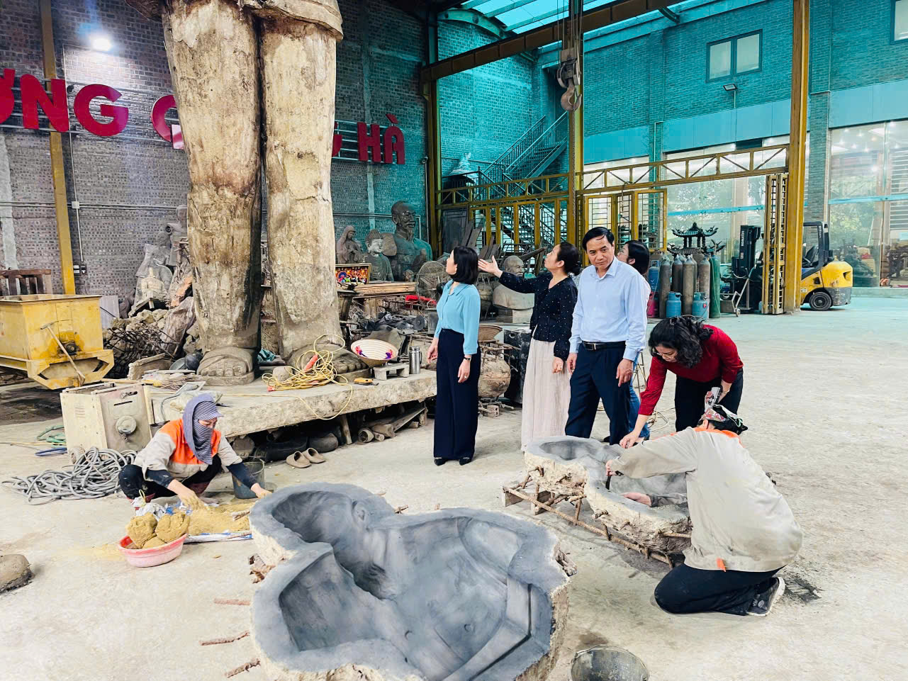 Đồ đồng Dung Quang Hà vinh dự đón đoàn Chủ tịch Hội Liên hiệp Phụ nữ tỉnh đến thăm và tặng quà