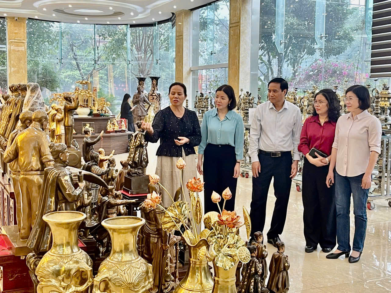 Đồ đồng Dung Quang H&agrave; vinh dự đ&oacute;n đo&agrave;n Chủ tịch Hội Li&ecirc;n hiệp Phụ nữ tỉnh đến thăm v&agrave; tặng qu&agrave;