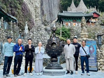 Bàn giao và lắp đặt lư hoa sen bằng đồng cao 2,2m tại chùa Tapsa, núi Maisan, tỉnh Jeolla Bắc, Hàn Quốc