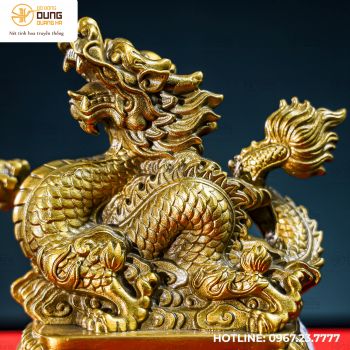 Tượng rồng cầm minh châu bằng đồng vàng kích thước 15x15cm