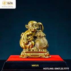 Tượng khỉ bên túi tiền bằng đồng vàng kích thước 14x16cm