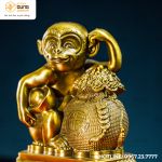 Tượng khỉ bên túi tiền bằng đồng vàng kích thước 14x16cm