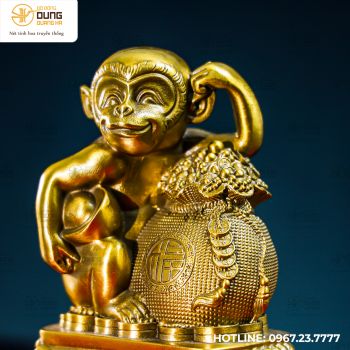 Tượng khỉ bên túi tiền bằng đồng vàng kích thước 14x16cm