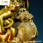Tượng khỉ bên túi tiền bằng đồng vàng kích thước 14x16cm