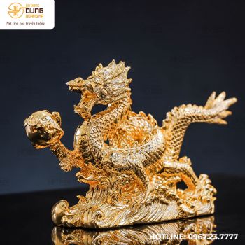 Tượng rồng cầm minh châu bằng đồng mạ vàng cao 21cm ngang 33cm