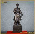 Tượng Trần Hưng Đạo đồng vàng hun cao 30cm ngang 11cm