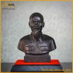Tượng Bác Hồ  bán thân đồng đỏ làm màu xi nâu cao 25cm ngang 20cm