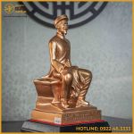 Tượng Nguyễn Du ngồi bằng đồng đỏ cao 42cm