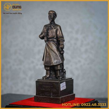 Tượng Trần Hưng Đạo đồng vàng hun cao 30cm ngang 11cm