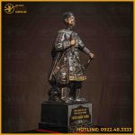 Tượng Trần Hưng Đạo đồng đỏ khảm ngũ sắc cao 38cm