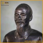 Tượng Bác Hồ  bán thân đồng đỏ làm màu xi nâu cao 25cm ngang 20cm