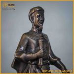 Tượng Trần Hưng Đạo đồng vàng hun cao 30cm ngang 11cm