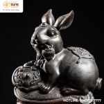 Tượng thỏ Như Ý bằng đồng vàng hun đen kích thước 24x27cm