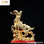 Tượng dê ngậm dây tiền vàng bằng đồng mạ vàng cao 32cm ngang 23cm