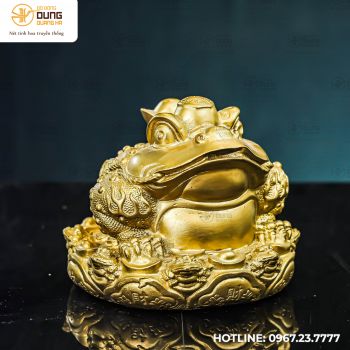 Tượng Thiềm Thừ cõng thỏi Kim Nguyên Bảo bằng đồng vàng