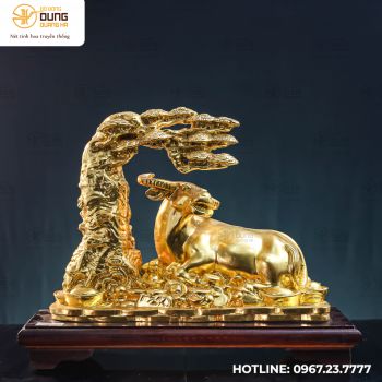 Tượng trâu nằm dưới gốc cây tùng thếp vàng 9999 kích thước 28x37x14cm