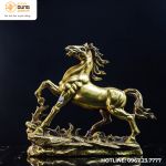 Tượng ngựa phi trên đồng cỏ bằng đồng vàng làm màu kích thước 26x35x13cm