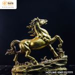 Tượng ngựa phi trên đồng cỏ bằng đồng vàng làm màu kích thước 26x35x13cm