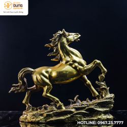 Tượng ngựa phi trên đồng cỏ bằng đồng vàng làm màu kích thước 26x35x13cm