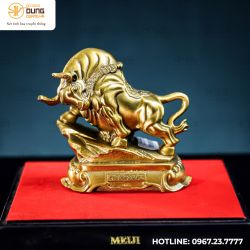 Tượng trâu ngậm dây đồng xu bằng đồng vàng kích thước 14x14cm