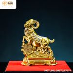 Tượng dê ngậm dải tiền bằng đồng vàng kích thước 13x17cm