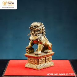 Tượng nghê ngồi bệ đá bằng đồng vàng kích thước 15x9cm