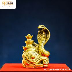 Tượng rắn ôm thỏi Kim Nguyên Bảo bằng đồng vàng kích thước 15x15cm