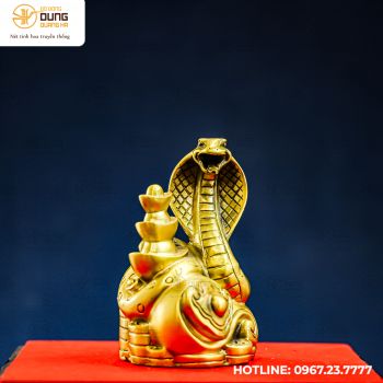 Tượng rắn ôm thỏi Kim Nguyên Bảo bằng đồng vàng kích thước 15x15cm