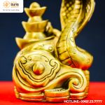 Tượng rắn ôm thỏi Kim Nguyên Bảo bằng đồng vàng kích thước 15x15cm