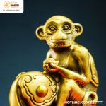 Tượng khỉ Như Ý bằng đồng vàng kích thước 13x10cm
