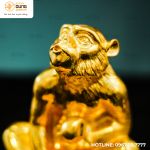 Tượng khỉ cầm quả đào bằng đồng catut dát vàng 9999 kích thước 20x16x9cm