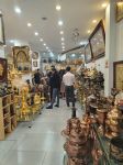 Khách hàng tới  tham quan và mua sắm tại đồ đồng Dung Quang Hà