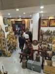 Khách hàng tới  tham quan và mua sắm tại đồ đồng Dung Quang Hà
