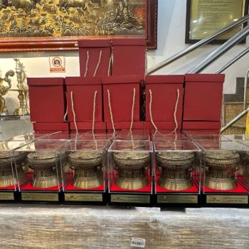 Hoàn thiện và bàn giao 20 quả trống đồng vàng giả cổ đường kính 10cm cho khách hàng tại Hà Tĩnh