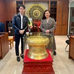 Bàn giao trống đồng đường kính 60cm dát vàng, đôn gỗ hương cho khách hàng tại Hải Phòng