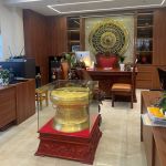 Bàn giao trống đồng đường kính 60cm dát vàng, đôn gỗ hương cho khách hàng tại Hải Phòng