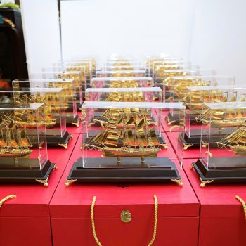 Hoàn thiện và bàn giao 30 quà tặng thuyền buồm mạ vàng cho khách hàng