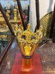 Hoàn thiện và bàn giao cúp theo mẫu yêu cầu chất liệu đồng vàng mạ vàng nano cao 25cm miệng 15cm, đế 8cm nặng khoảng 3-4kg