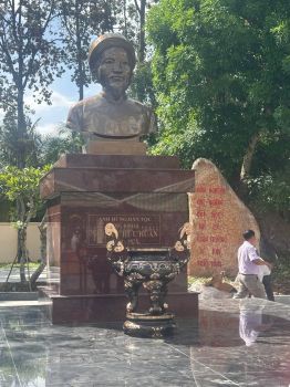 Lắp đặt tượng anh hùng dân tộc Nguyễn Hữu Huân 1m6 tại Chợ Gạo, Tiền Giang