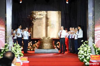 Vinh dự điêu khắc tác phẩm  