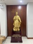 Đồ đồng Dung Quang Hà bàn giao bộ tượng Trần Quốc Tuấn và tượng Bác Hồ tại trường học ở Nam Từ Liêm, Hà Nội