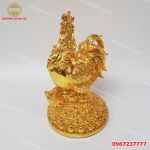 Tượng gà trống bằng đồng ngự trên kim nguyên bảo mạ vàng 