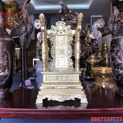 Mẫu ngai thờ đẹp bằng đồng vàng cổ kính