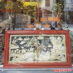 Bức tranh Vinh Quy Bái Tổ bằng đồng khung gỗ tùng tinh xảo