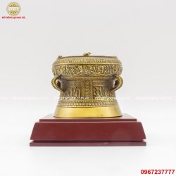 Trống đồng lưu niệm bằng đồng vàng phong cách Ngọc Lũ