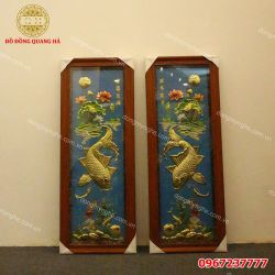 Cặp tranh cá chép Lý Ngư Vọng Nguyệt nền xanh khung gỗ tùng