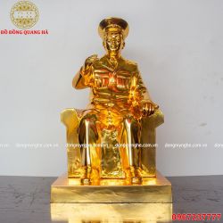 Tượng Đại tướng Võ Nguyên Giáp ngồi ghế mạ vàng