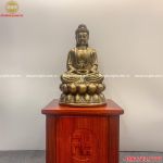 Tượng Phật A Di Đà ngồi đài sen đặt trên đôn gỗ khắc chữ Vạn