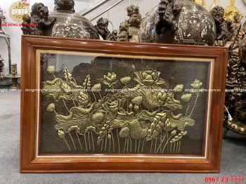Tranh hoa sen treo tường bằng đồng khung gỗ tùng sơn bóng