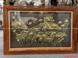 Tranh hoa sen treo tường bằng đồng khung gỗ tùng sơn bóng